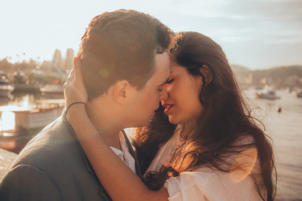 8 Ideas to Impress a Girl for the Perfect Kiss