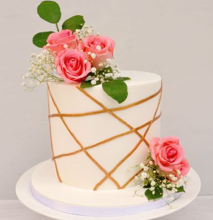 Romantic Theme Cake With Red Rose - for Flower Delivery in India 